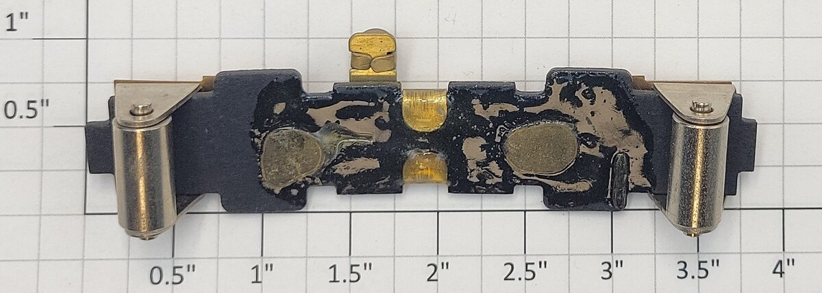 Lionel 390-39 Black Fiber and Collector Assembly - Fits 390-41