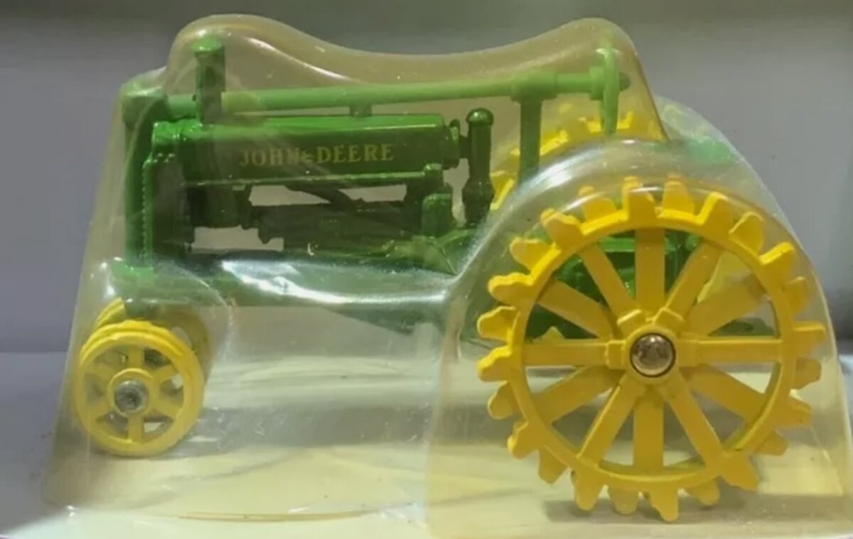Ertl 5598 1:43 Scale John Deere Model A Tractor Die Cast LN/Box