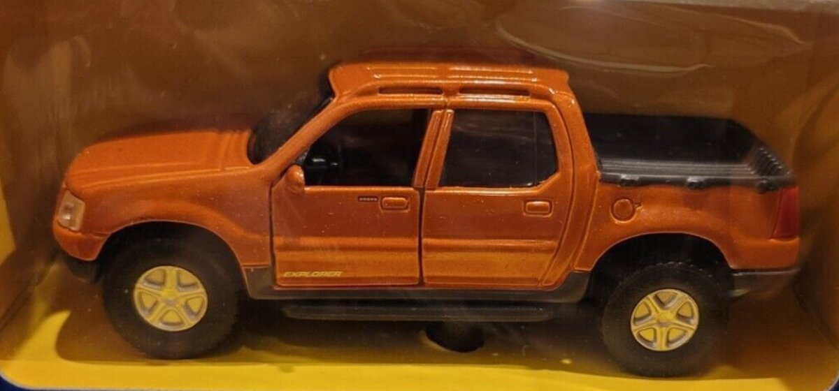 Maisto 21094 1:24 Tan Ford Explorer Sport Track Trac Road & Track Power Race