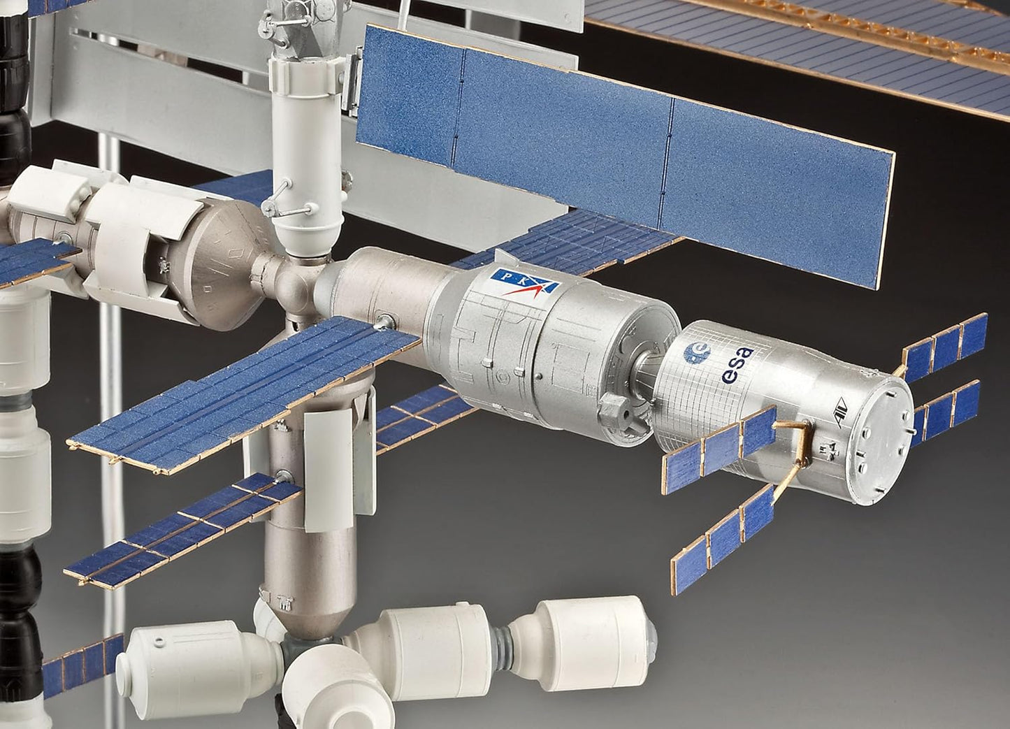 Revell of Germany 05651 1:144 Platinum Edition 25th Anniversary "ISS" Model Kit