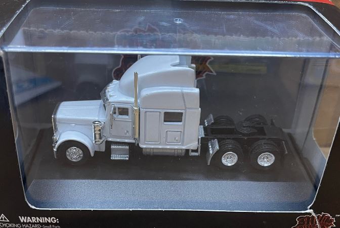 Malibu International 06400 1:87 White Kenworth T-600 Tractor