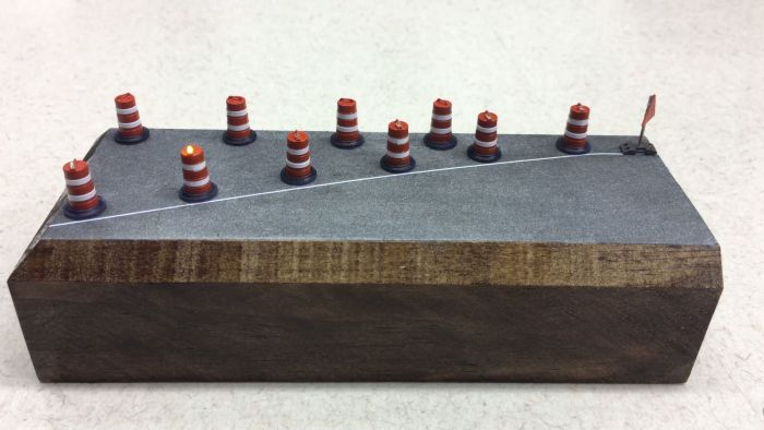 ECC 9504 HO White/Orange Lighted Traffic Barrels (Pack of 6)