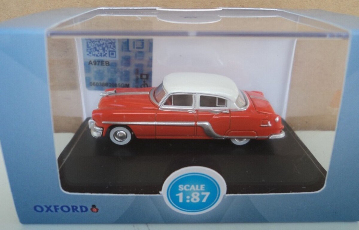 Oxford Diecast 87PC54004 1:87 Coral Red&Winter White''54 Pontiac Cheiftain Sedan