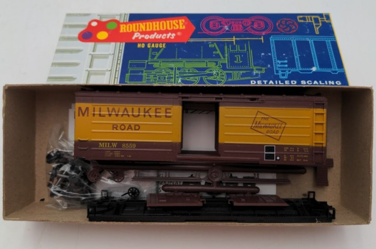 Roundhouse 1026 HO Milwaukee Road Yellow Band 40'''' Horz Boxcar Kit