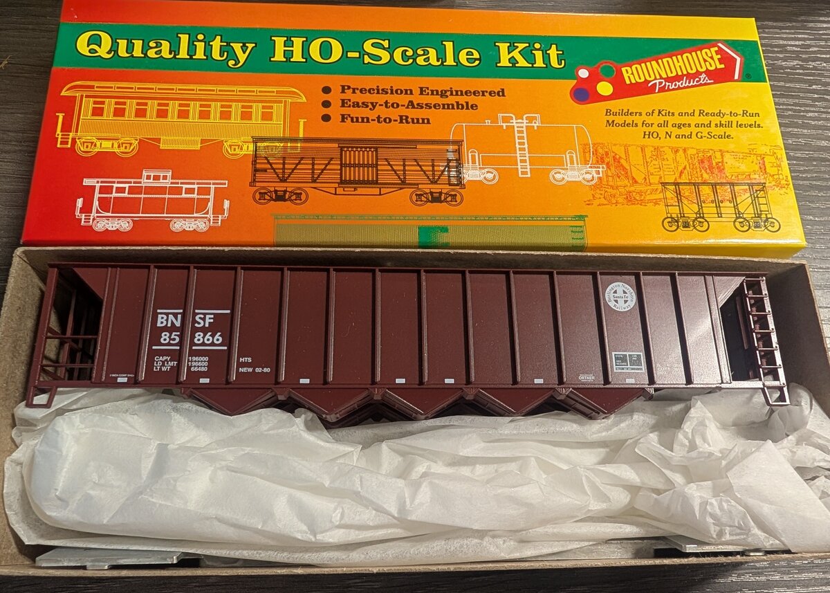 Roundhouse 07896 HO BN/Santa Fe 54'' 5-Bay Rapid Disch. Hopper # 85866 Kit