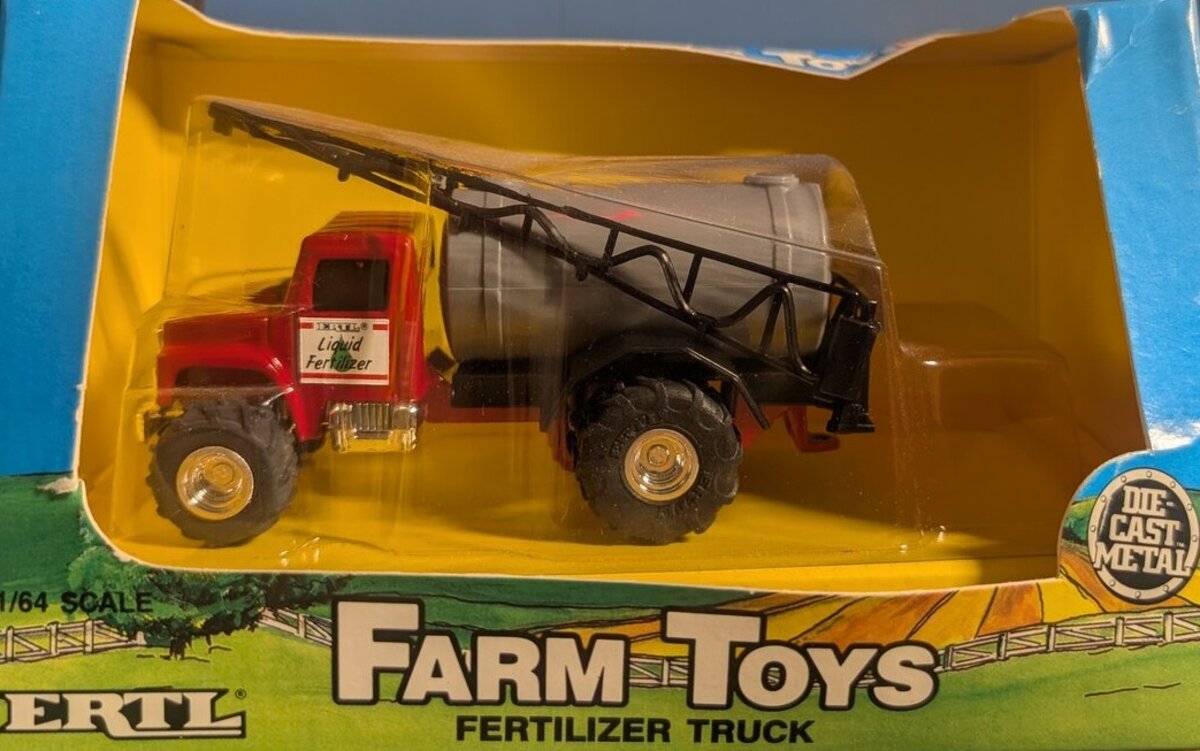 Ertl 647 1:64 Scale Farm Toys Red / Gray Fertilizer Truck