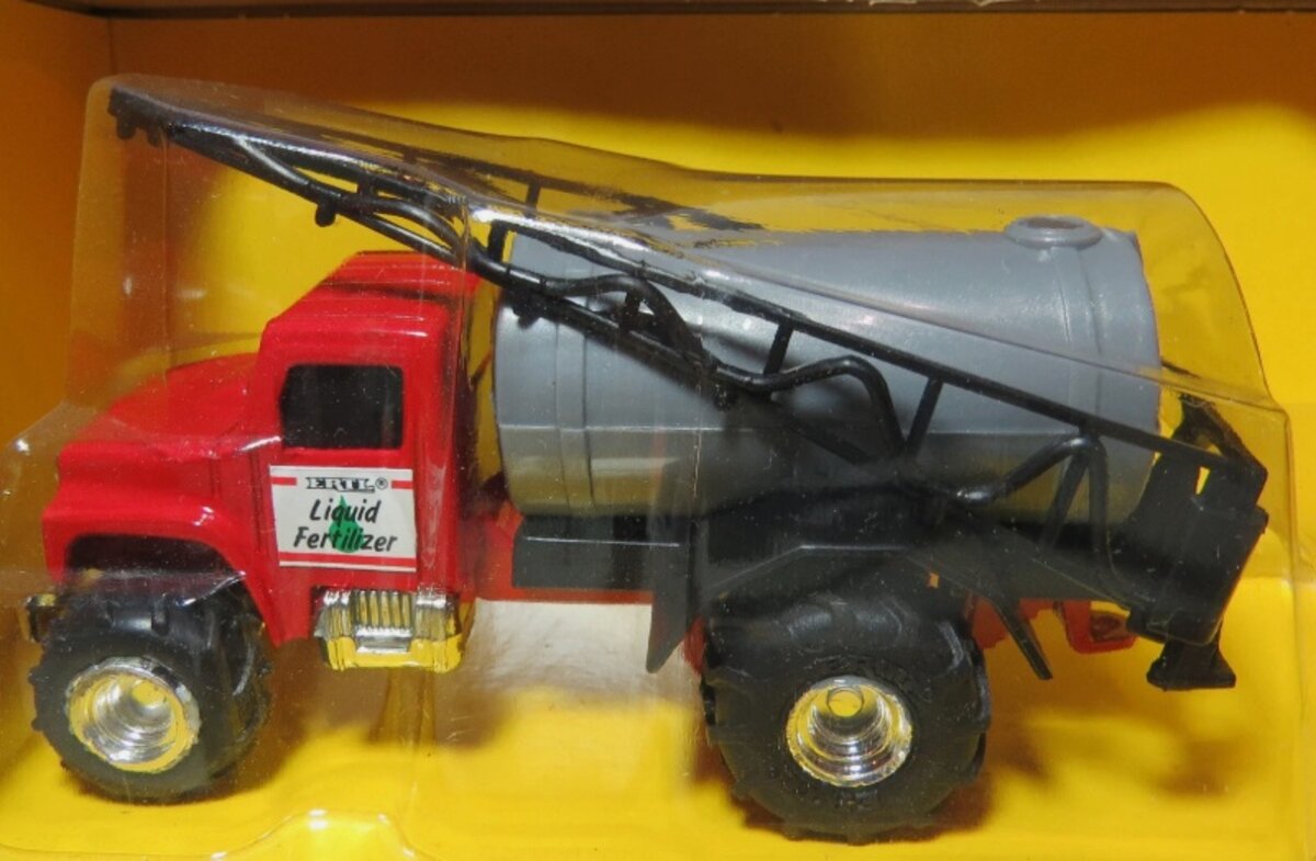 Ertl 647 1:64 Scale Farm Toys Red / Gray Fertilizer Truck