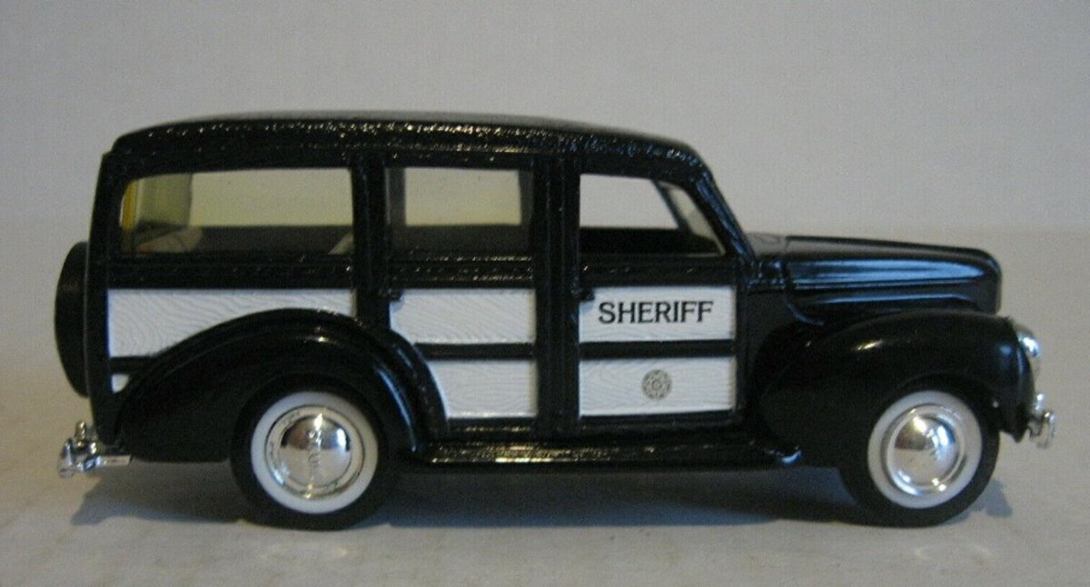 Ertl 2517 1:43 Black & White Sheriff 1940 Woody Station Wagon Classic Vehicles