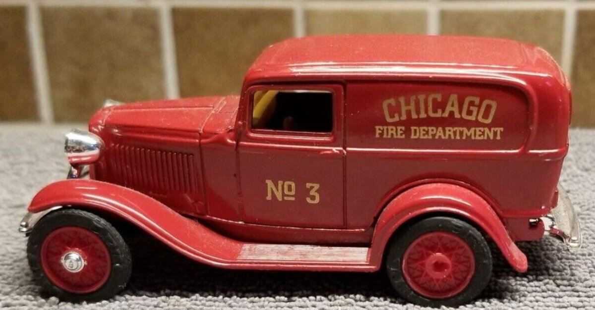 Ertl 2504 1:43Chicago Fire Department No.3 '32 Ford Panel Truck Classic Vehicles
