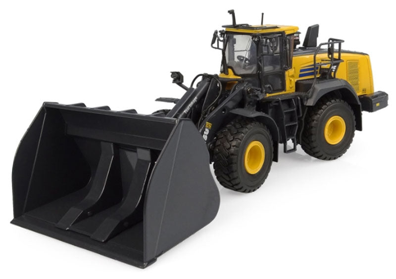 Universal Hobbies 8171 1:50 Komatsu WA475-10 Wheel Loader with High Dump Bucket