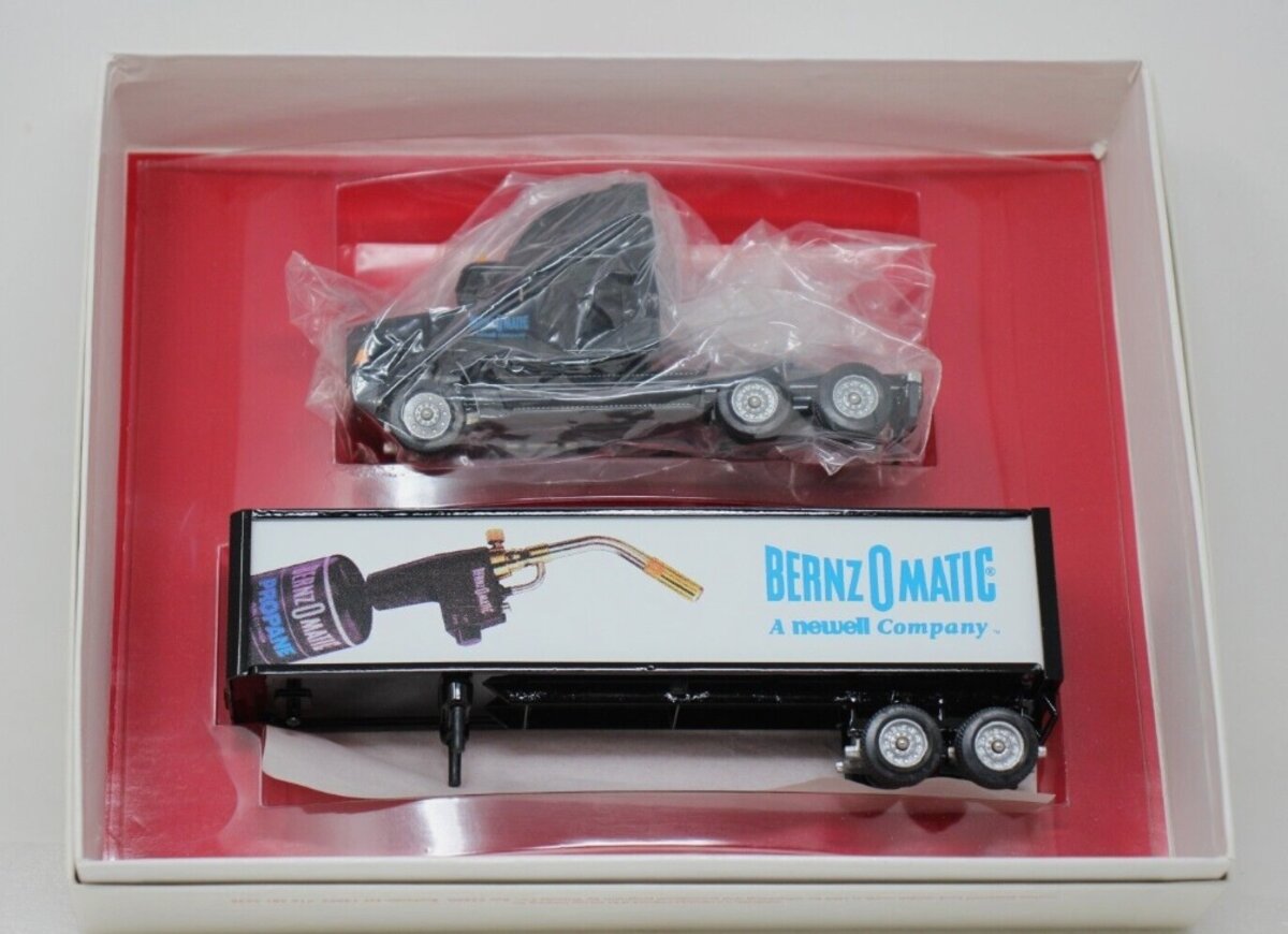Winross 147-2 1:64 BernzOmatic A Newell Company Freightliner ''97 Truck