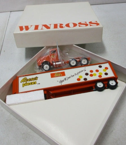 Winross 97-4 1:64 Reese's Pieces Iternational 8100 Cab Tractor Trailer