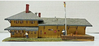 Revell 2900:200 N Gauge American Combination Station Assembled Building