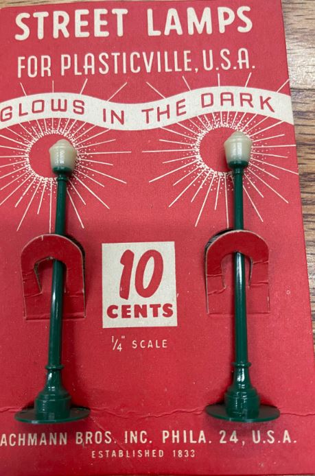 Bachmann Plasticville, USA 1/4" Scale 1950 10 Cents Street Lamps (Set of 2)