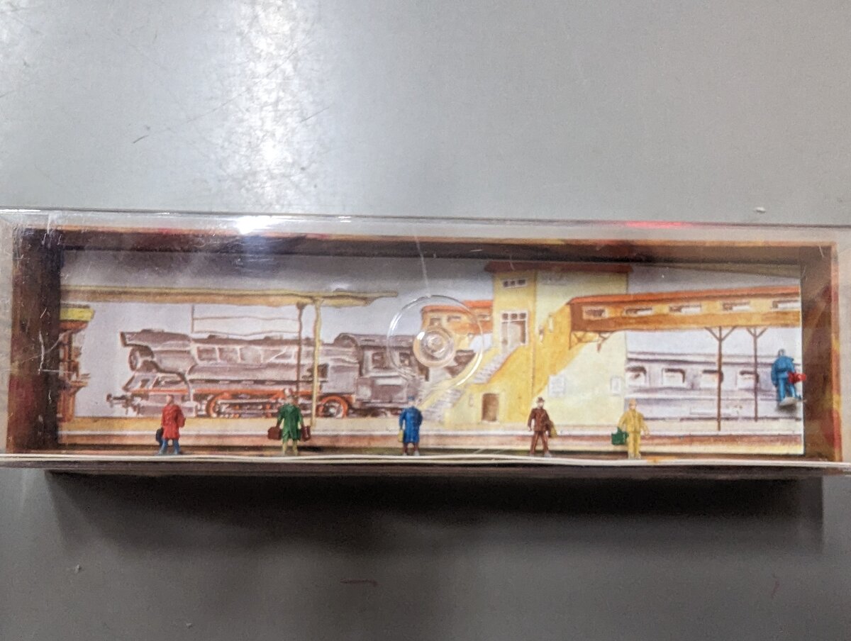 Merten Z 812 Z Scale Passengers Carrying Baggage (Set of 6)