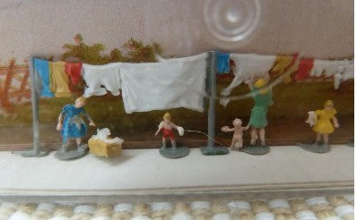 Merten 2319 Z Scale Woman Hanging Up Laundry w/Children & Baskets of Laundry