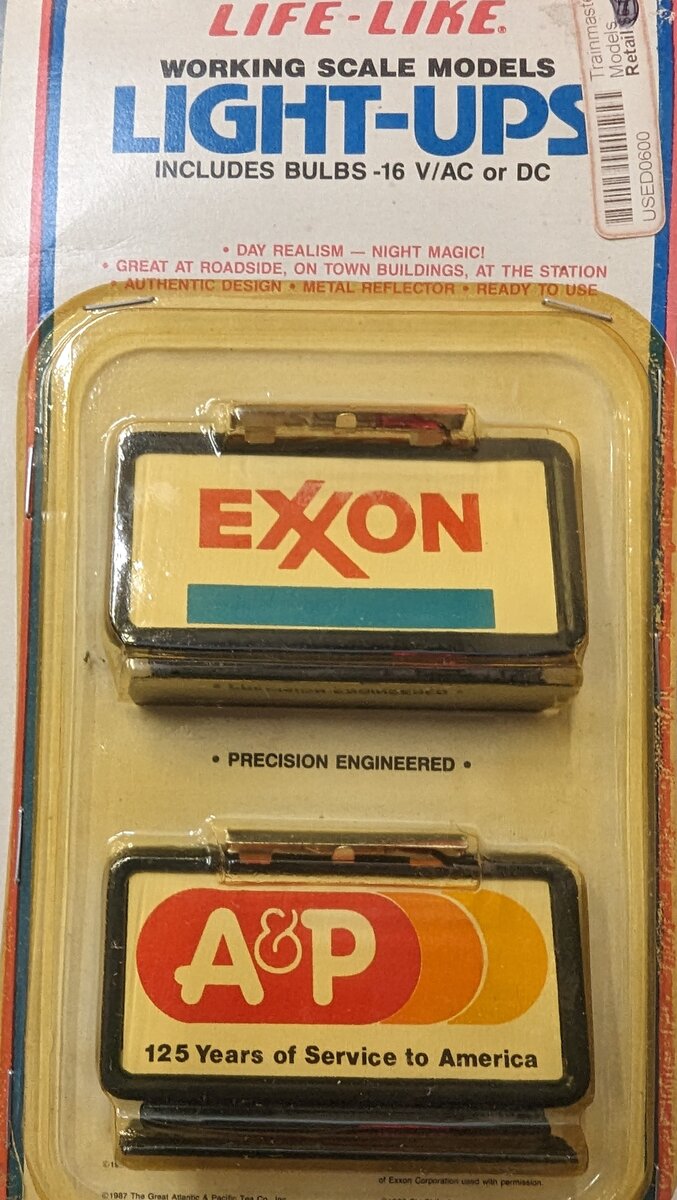 Life Like 1227 HO Exxon & A&P Light-Ups Billboards w/16 V/AC or DC Bulbs