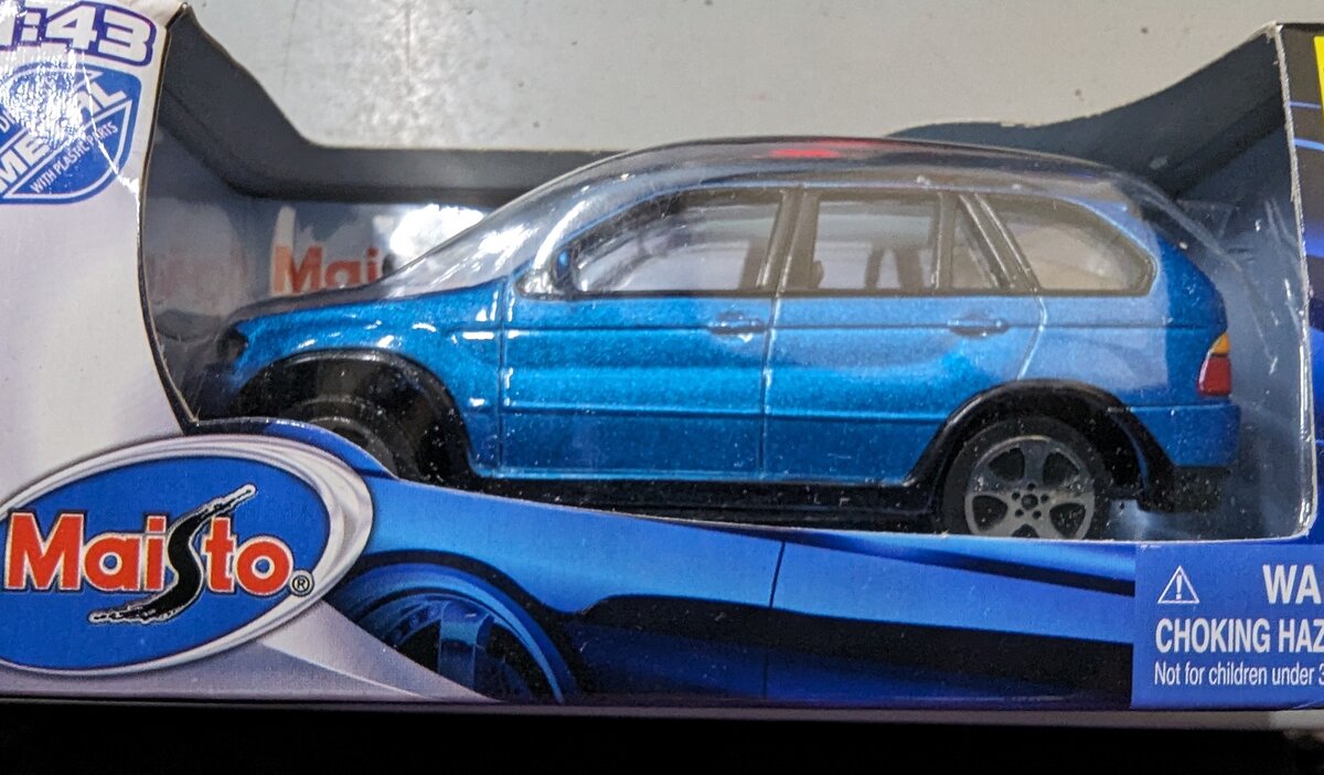 Maisto 21198 1:43 Die-Cast Electric Blue BMW SUV
