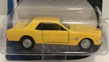 Maisto 21094 1:43 Road & Track Power Racer Motorized Yellow 1970's Ford Mustang