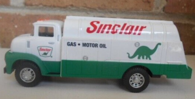 Menards 275-9013 O Gold Line Green & White 1956 Sinclair Fuel Truck