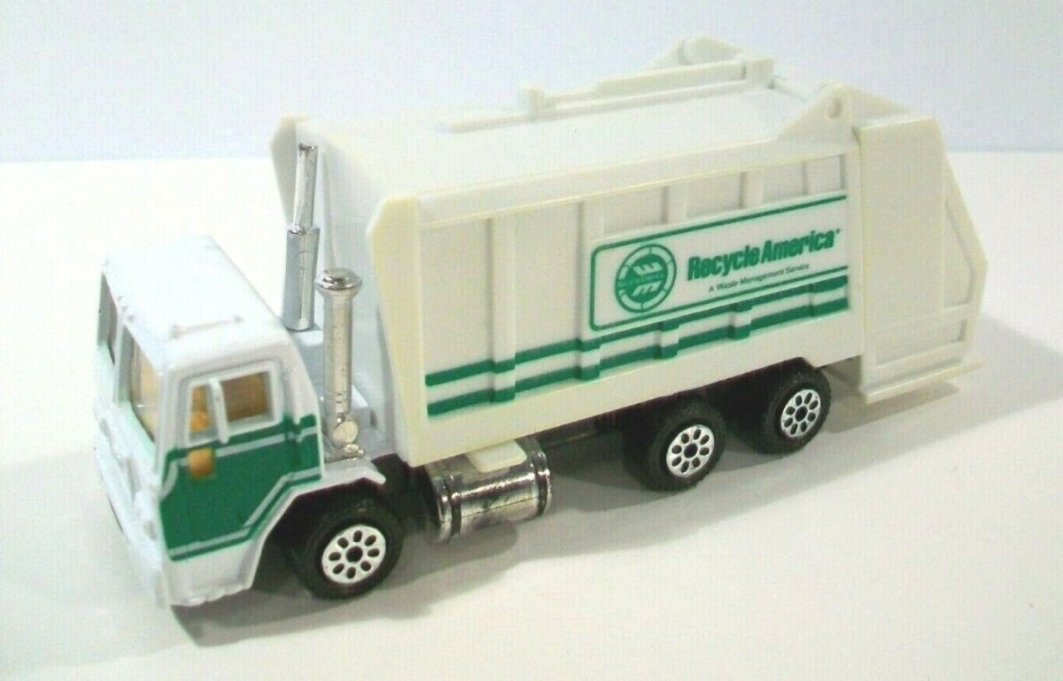 Road Champs 1991 1:64 Die-Cast White w/Green Lettering Recycle America Truck