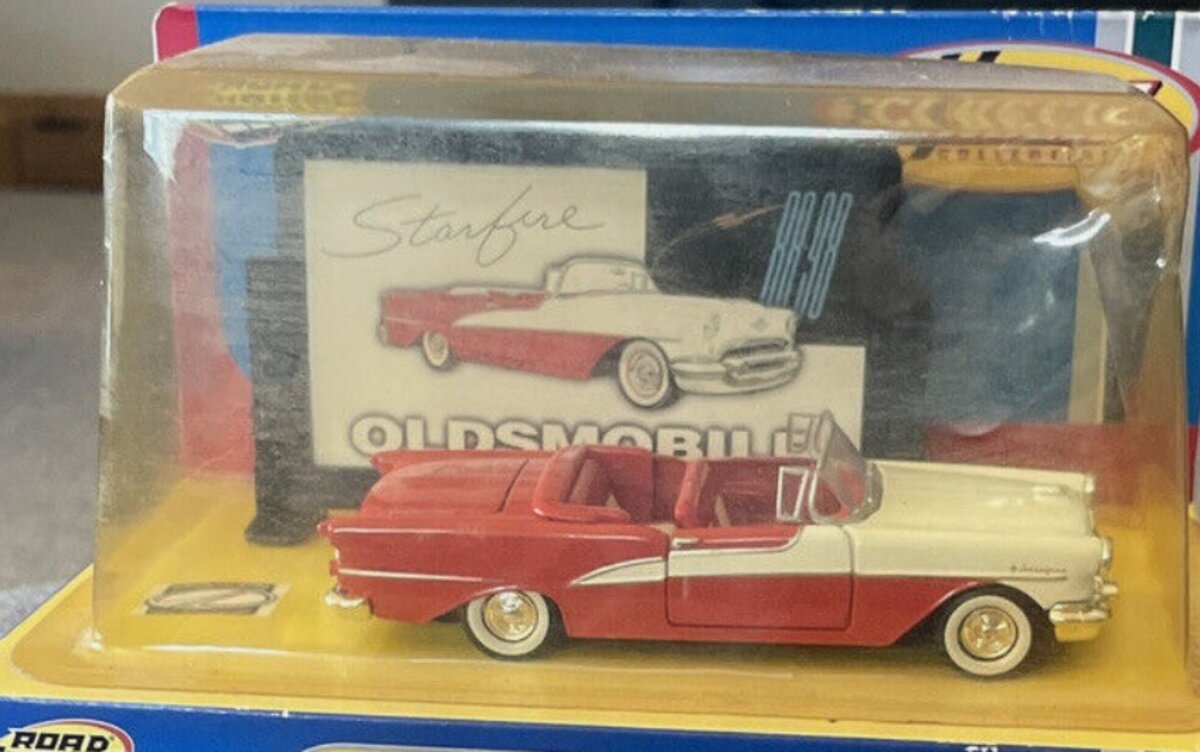 Road Champs 69000X 1:43 Red & White 1955 Oldsmobile Starfire W/Billboard