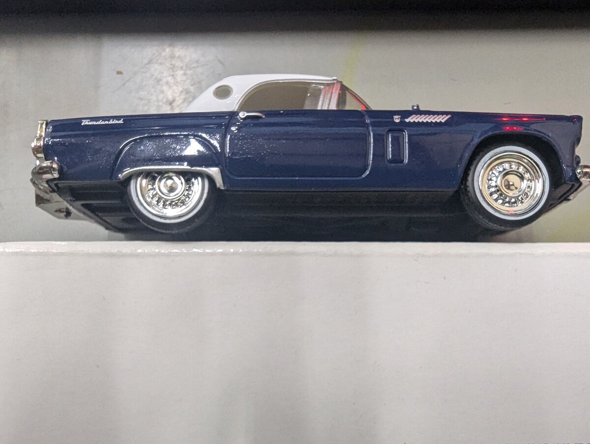 Motormax Toys FREFTB 1:43 Die Cast Navy 1956 Ford Thunderbird w/White Top