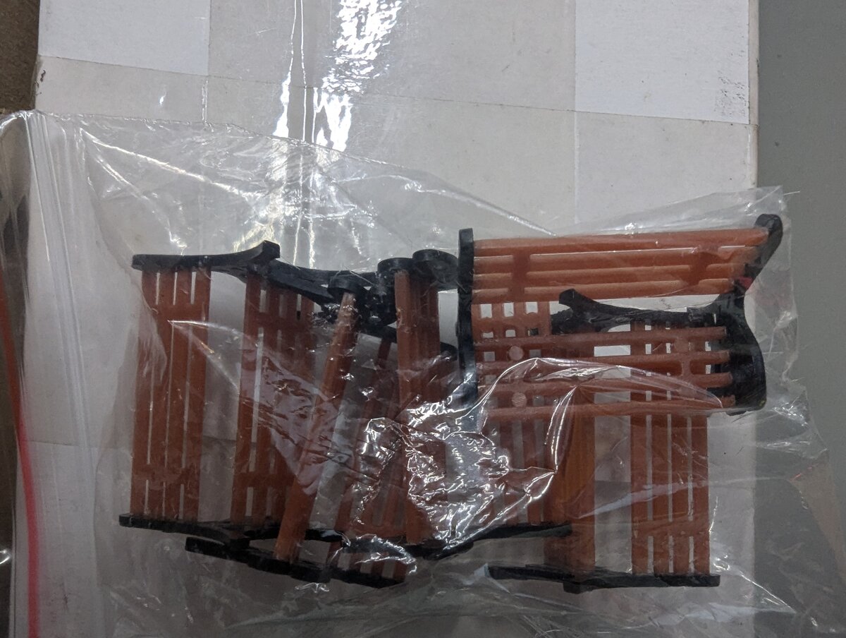 Trainz 18400014 1:50 Plastic Brown & Black Park Benches (Set of 4)