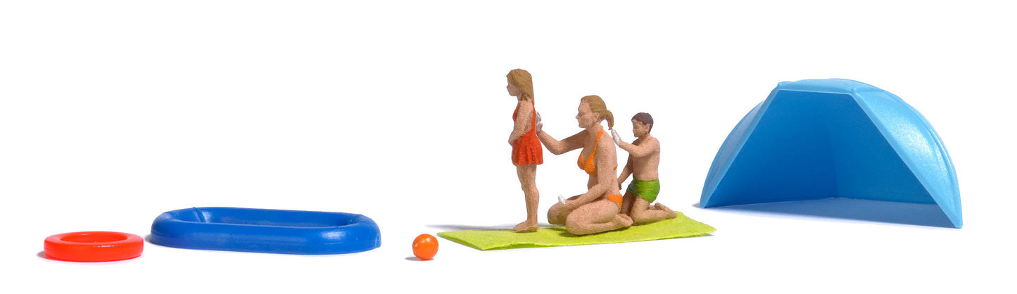 Busch 79821 HO Applying Sunscreen Action Set