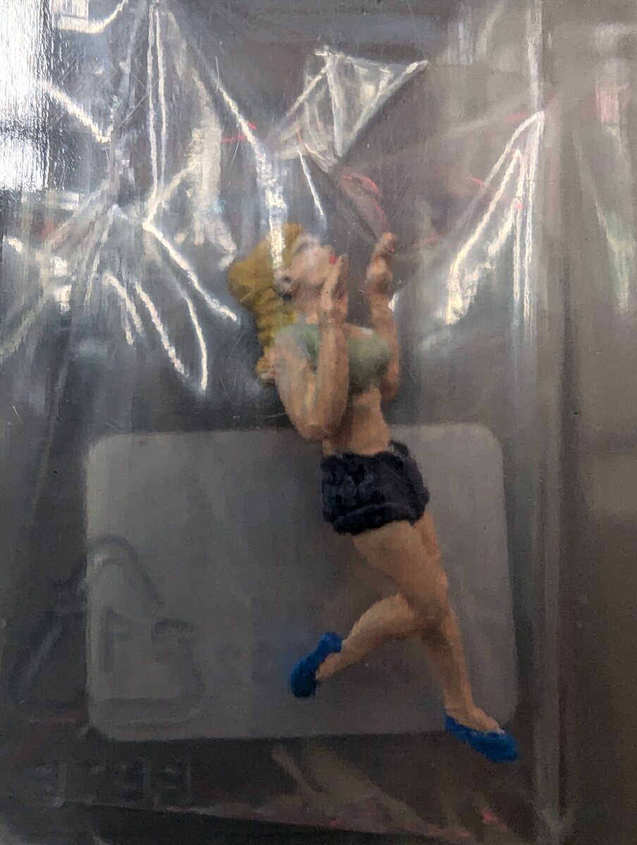 Acme CG0032 HO Kissing Girl Figure