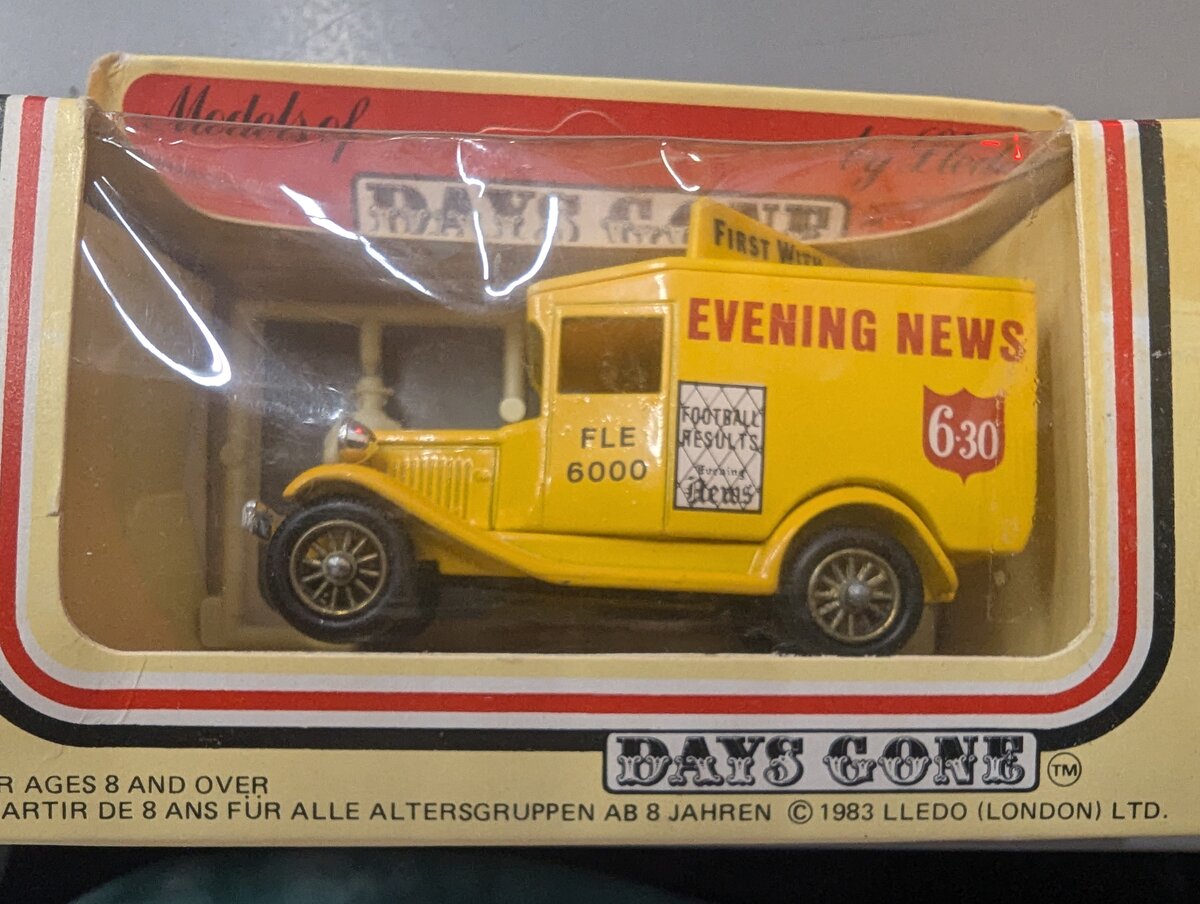 Lledo 1983 1:64 Die Cast Days Gone Evening News 6:30 FLE 6000 Truck w/Figures