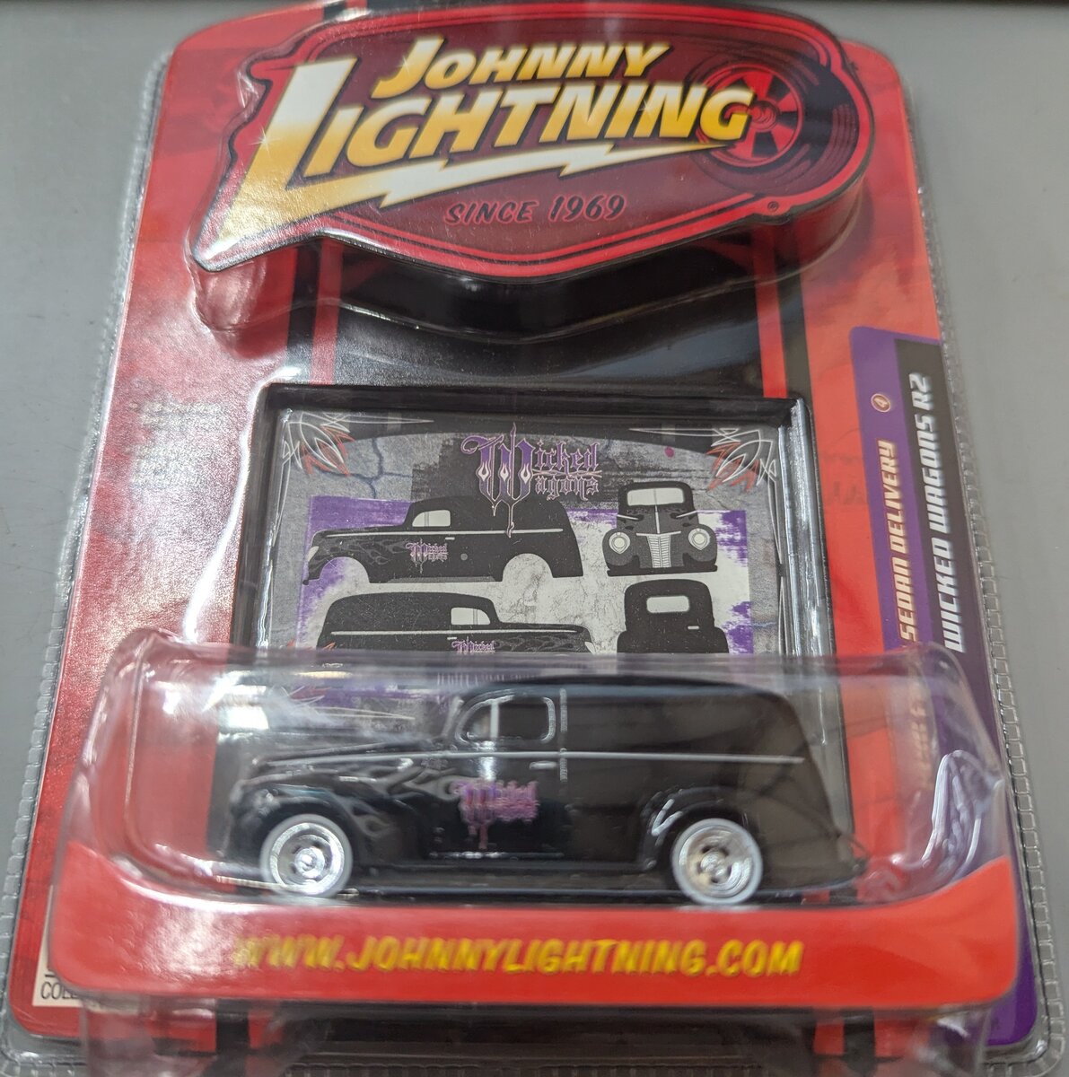 Johnny Lightning 50186 1:64 Wicked Wagons R2 1940 Ford Sedan Delivery Vehicle