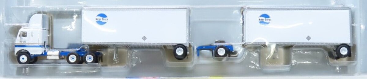 Athearn 91141 HO Motor Cargo Freightliner COE Sleeper w/Two 28'' Wedge Trailers