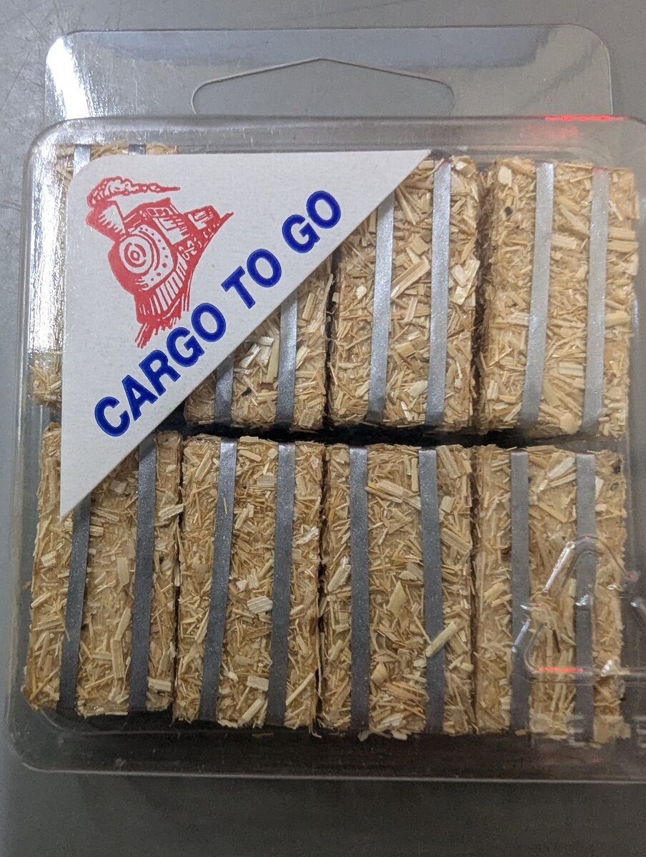 Cargo to Go 16 HO Bales of Wire Strapped Hay (Set of 8)