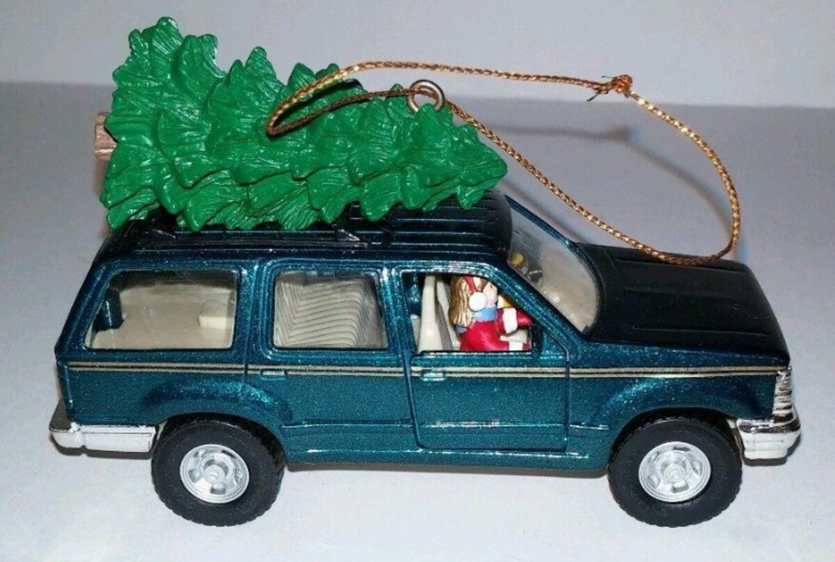 Maisto 61605 Green SUV W/Three on Top Approx 4