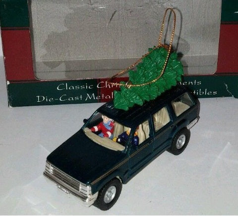 Maisto 61605 Green SUV W/Three on Top Approx 4" Long&3" Tall Christmas Ornament