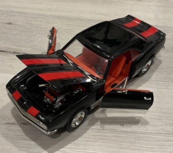 Road Signature 92188 1:18 Yat Ming Black W/Red Stripes 1967 Chevrolet Camaro Z28