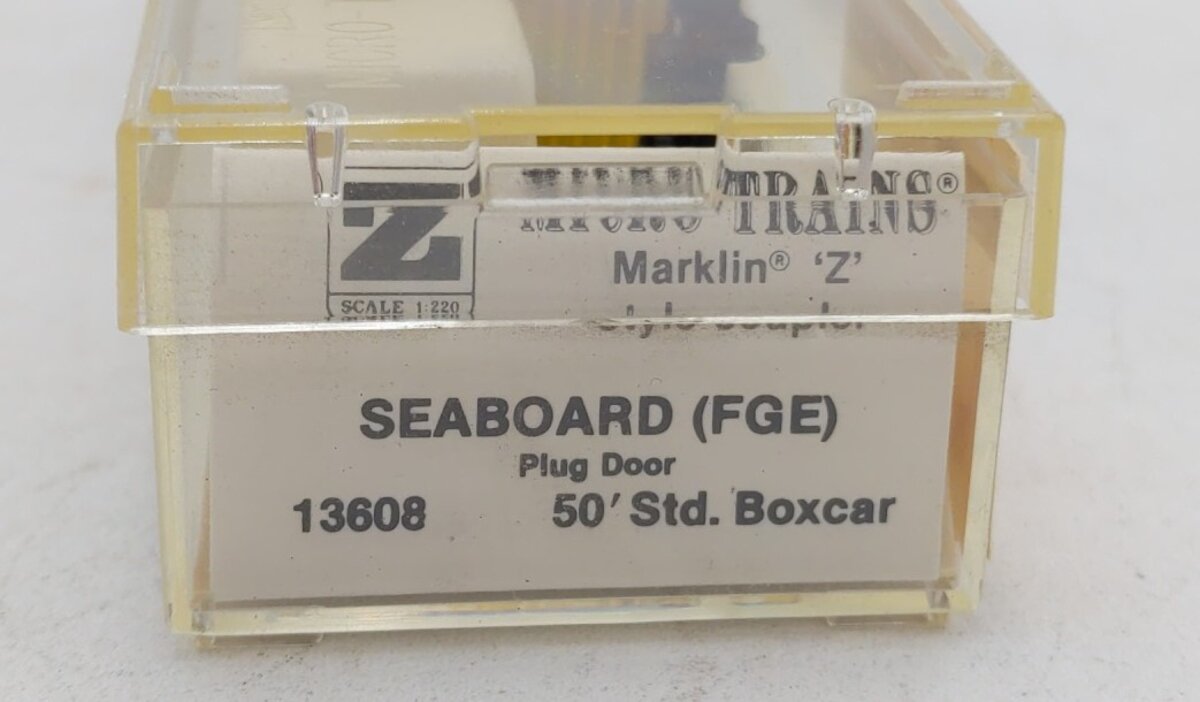 Micro-Trains 13608-2 Z Scale Seaboard Coast Line 50' Plug Door Boxcar #492966 EX/Box