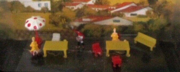 Noch 4328 Z Scale Sidewalk Cafe with 2 Costumers and 1 Server