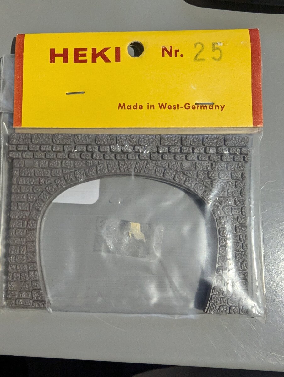 Heki 25 N Scale Single Portal Tunnel