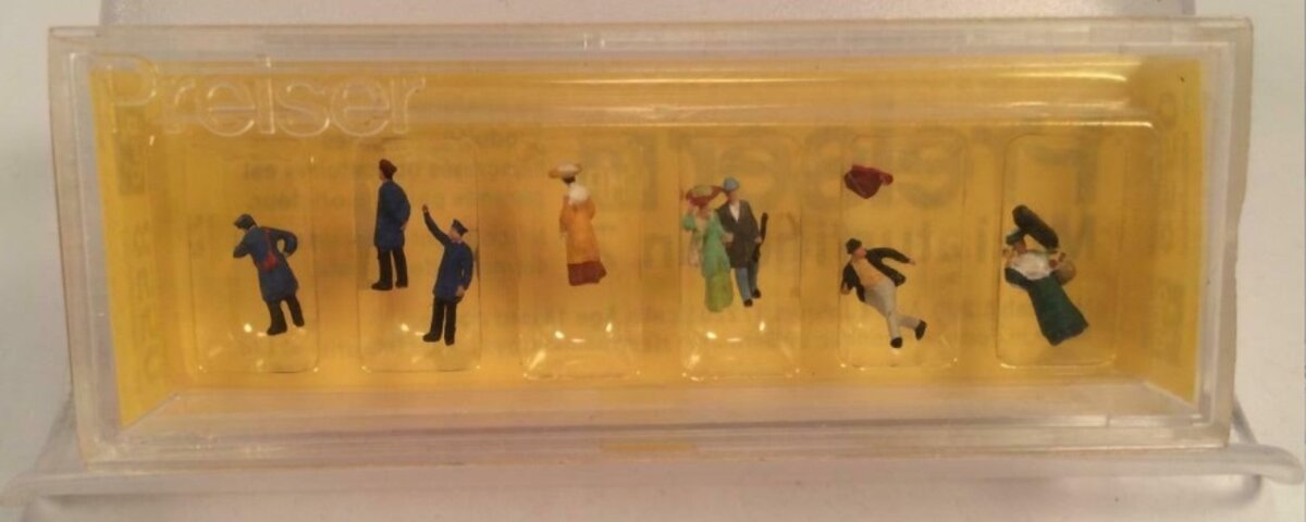 Preiser 8550 Z Scale Passers By Around Figures