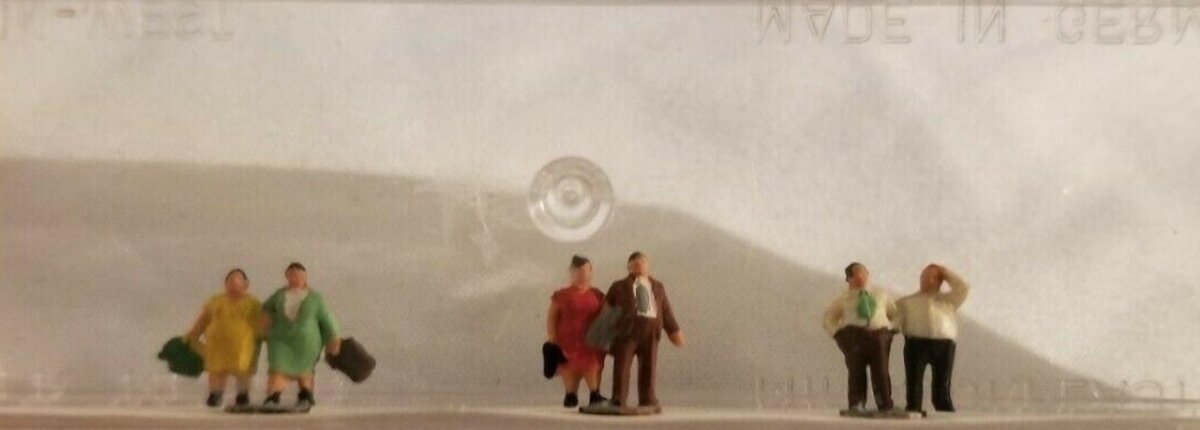Merten Z 2400 Z Scale Couples Townspeople Figures