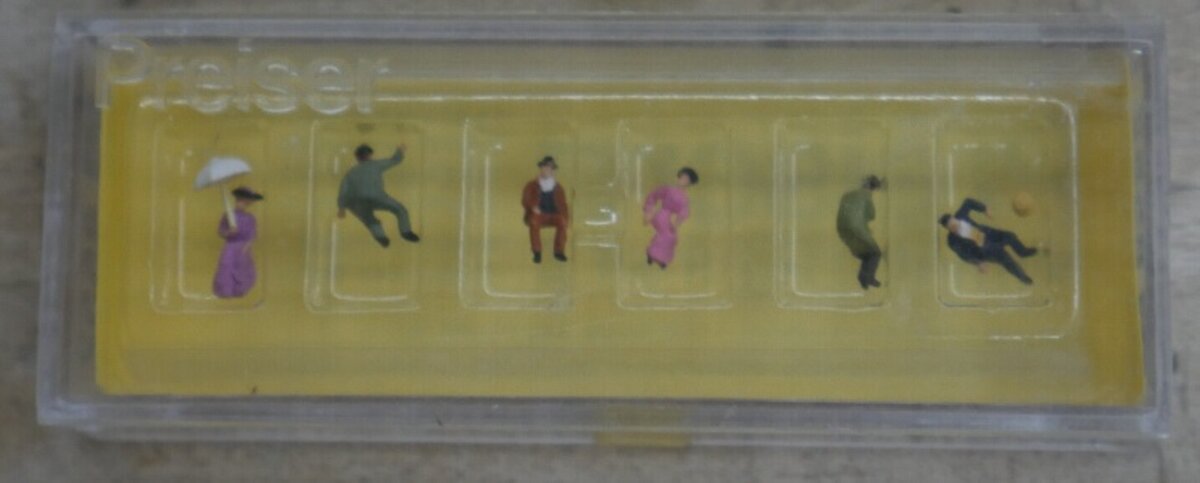 Preiser 8552 Z Scale Townspeople Men & Woman Figures (Set of 6)
