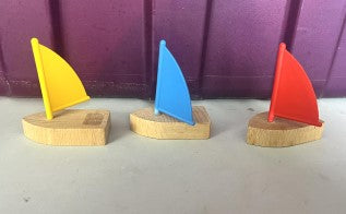 Brio 33630 Wooden Sailboats w/Plastic Multi-Colored Sails