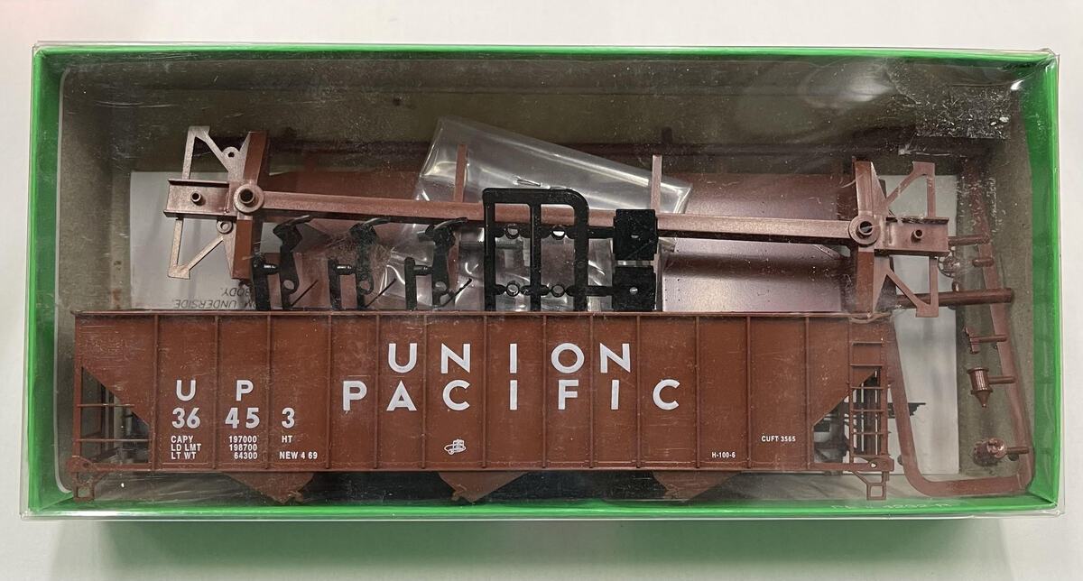Bowser 55104 HO Union Pacific 100 Ton 45' 3 Bay Hopper #36453