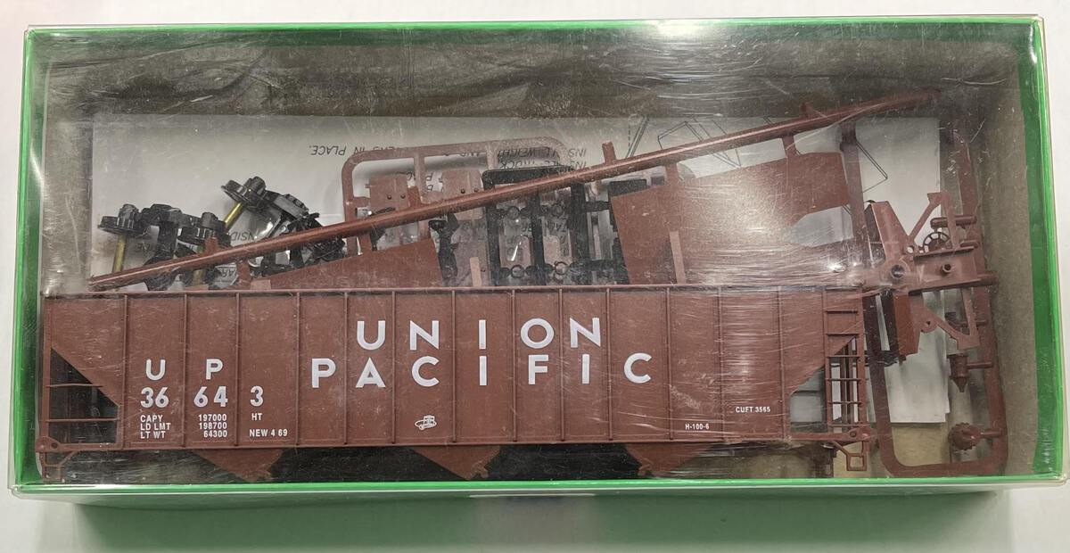 Bowser 55104 HO Union Pacific 100 Ton 45' 3 Bay Hopper #36643
