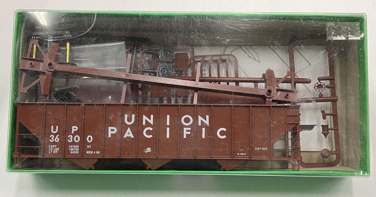 Bowser 55104 HO Union Pacific 100 Ton 45' 3 Bay Hopper #36300