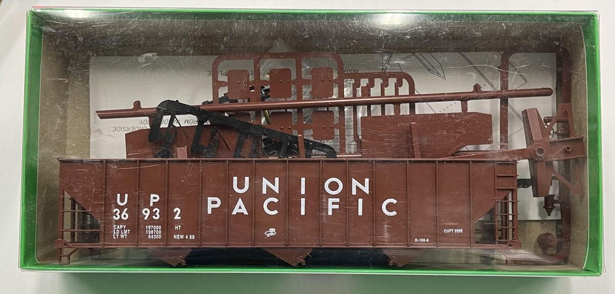 Bowser 55104 HO Union Pacific 100 Ton 45' 3 Bay Hopper #36932