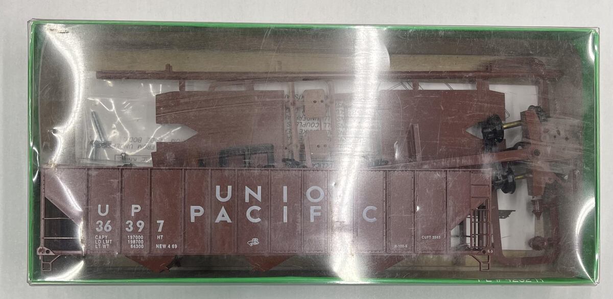 Bowser 55104 HO Union Pacific 100 Ton 45' 3 Bay Hopper #36397