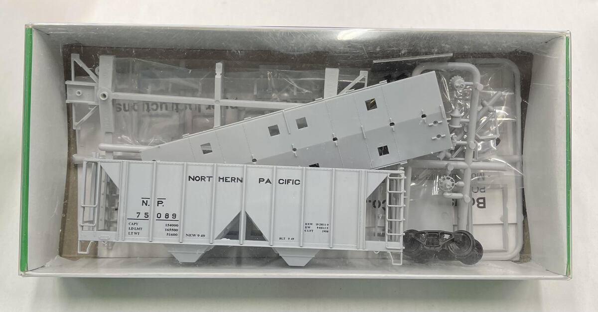Bowser 56384 HO Northern Pacific 70Ton 2-Bay Covered Hopper # 75082